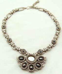 SARAH CAVENDER CHAIN NECKLACE WITH FILIGREE ORNAMENT WITH STONES