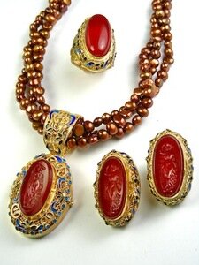 1930's Vintage Lady Intaglio Locket Set on Pearls