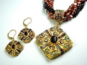 Garnet Gift Box Set on Pearls by Barbara Garwood